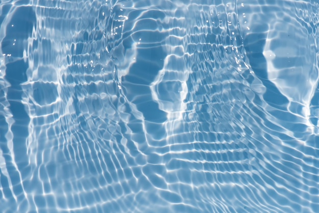 Agua azul con ondas en la superficie Desenfoque borrosa transparente de color azul claro agua tranquila