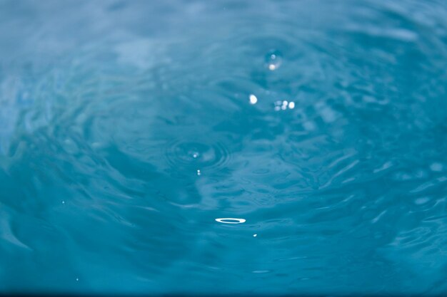 El agua azul parece fresca con burbujas y agua