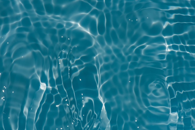 Agua azul en una piscina con agua azul claro