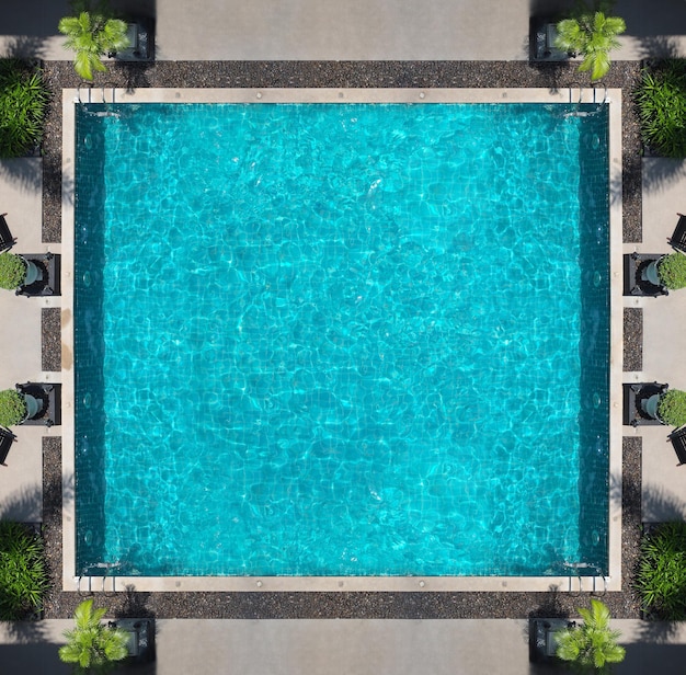 Agua azul de la piscina en el ángulo de vista superior de verano Imágenes de vista aérea de la piscina en un día soleado que es adecuado para el deporte o relajarse en vacaciones o hacer ejercicio para quemar algunas calorías en vacaciones