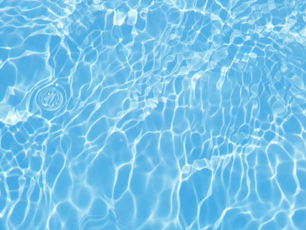 Agua azul en una piscina con la palabra piscina en ella