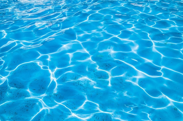 Agua azul en una piscina sucia como fondo