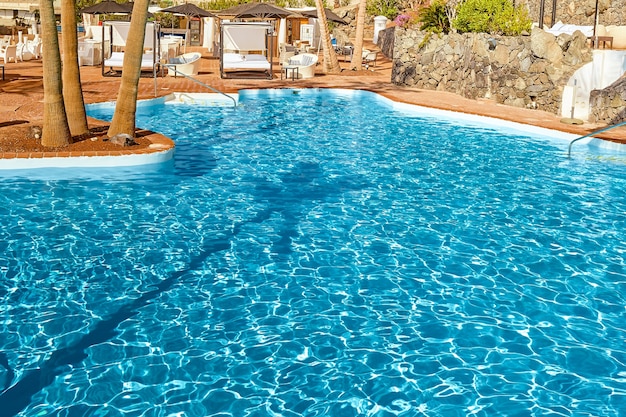 Foto agua azul en la piscina de vacaciones