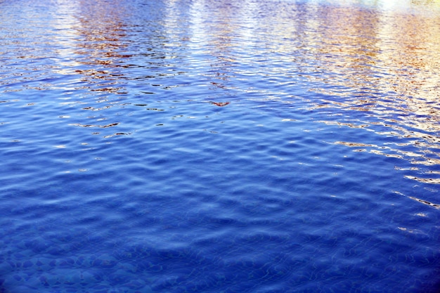 Agua azul en piscina