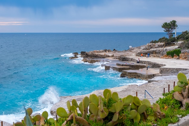 Agua azul y playa de ploce cerca de budva montenegro