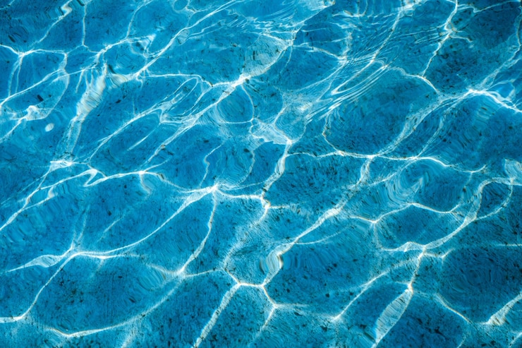 Foto água azul rasgada na piscina