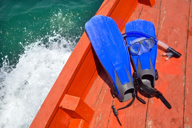 Agua azul para snorkeling en el piso del barco.