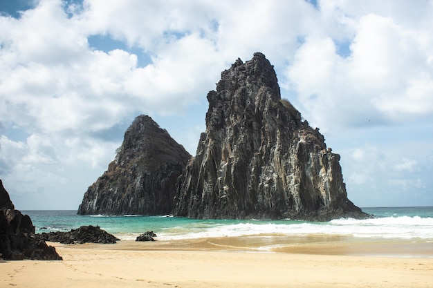 Agua azul y verde en una playa en el archipiélago de Fernando de Noronha Brasil