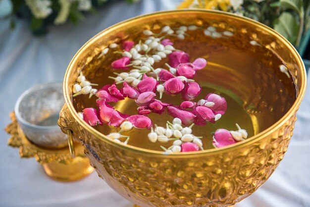 Foto agua en la bañera de agua con flores coloridas pedestal para el festival de songkran tailandia