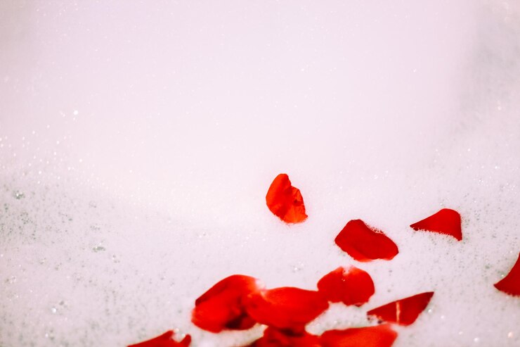 Agua de baño con pétalos de rosa Baño de San Valentín Aromaterapia con pétalos de flores