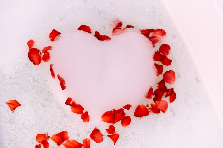 Agua de baño con pétalos de rosa Baño de San Valentín Aromaterapia con pétalos de flores