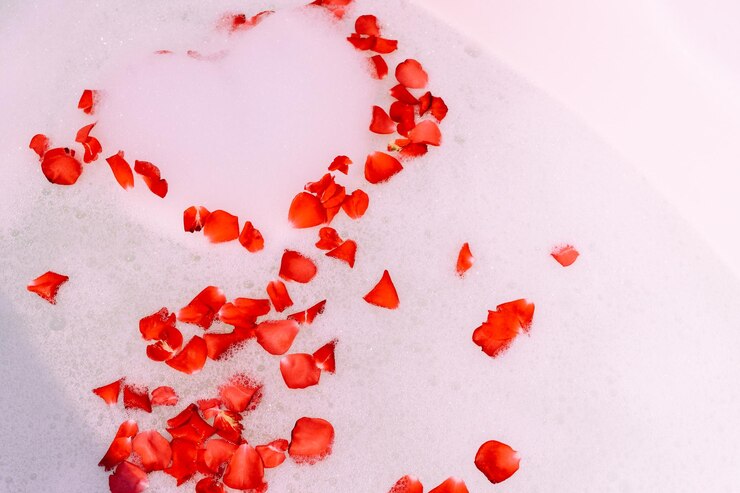 Agua de baño con pétalos de rosa Baño de San Valentín Aromaterapia con pétalos de flores