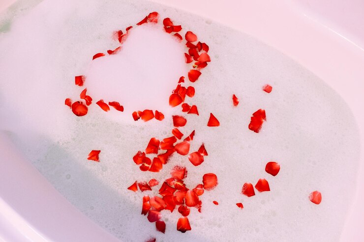 Agua de baño con pétalos de rosa Baño de San Valentín Aromaterapia con pétalos de flores