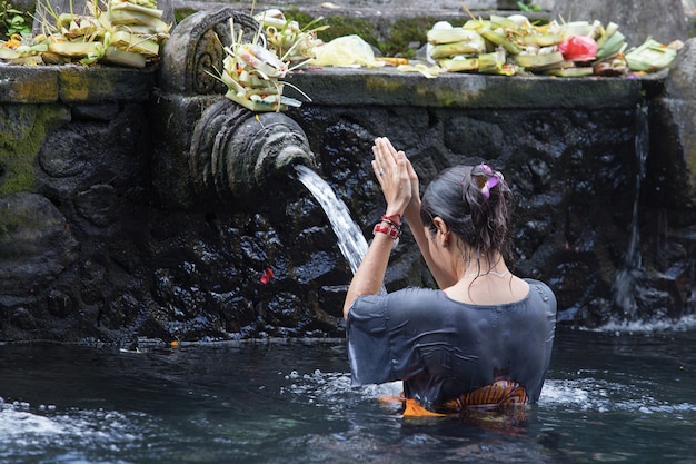 Foto agua bendita en el templo de bali