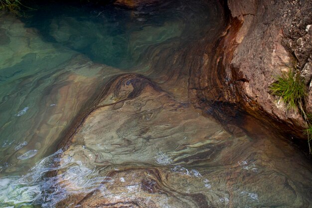 Foto agua bien azul piedra transparente paisaje de cascada meseta de veadeiros brasil