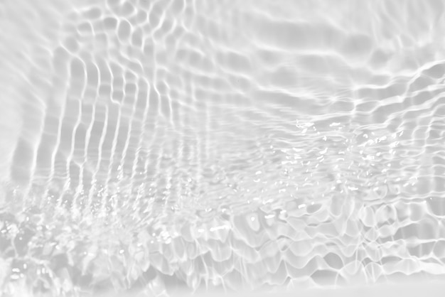 Agua blanca con ondulaciones en la superficie Desfocalizado borroso transparente de color blanco claro agua tranquila