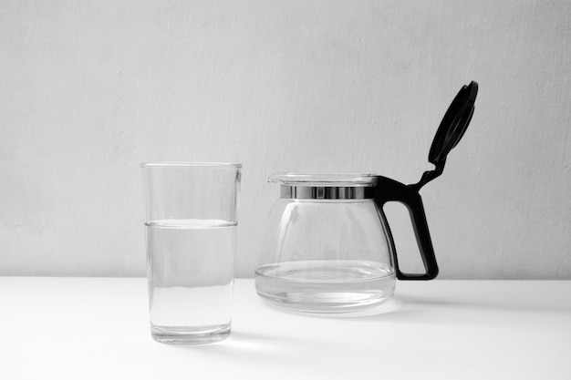 Foto agua blanca con vaso de vidrio de fondo blanco negro