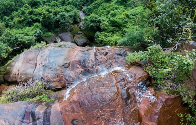 Agua blanda del arroyo en el parque natural WIMAN THIP Waterfall Hermosa cascada en el bosque lluvioso