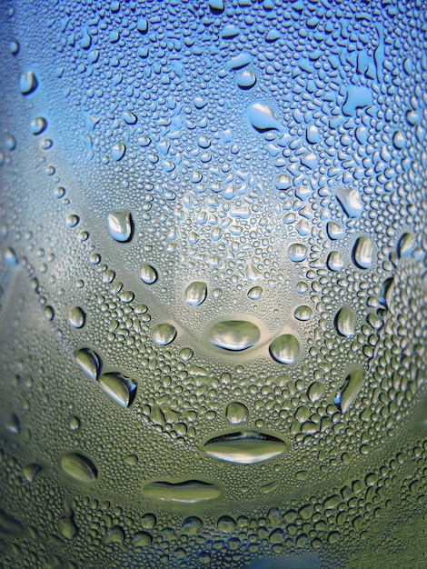 Agua en botella con burbujas como fondo