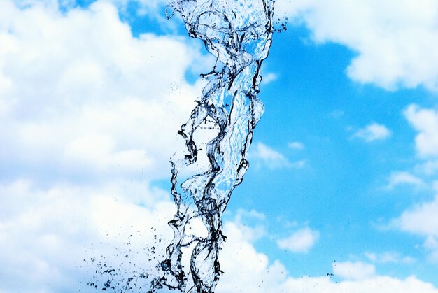 El agua cae contra el cielo