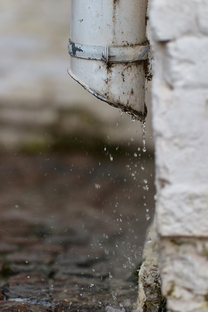 El agua cae de la cuneta a la acera.