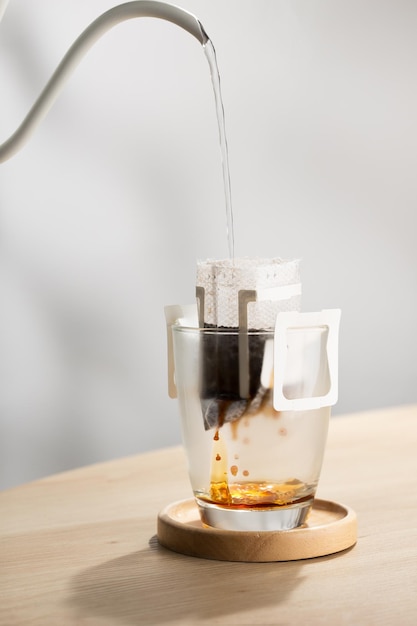 Foto el agua caliente se vierte sobre el café tostado y molido en un papel filtro listo para usar