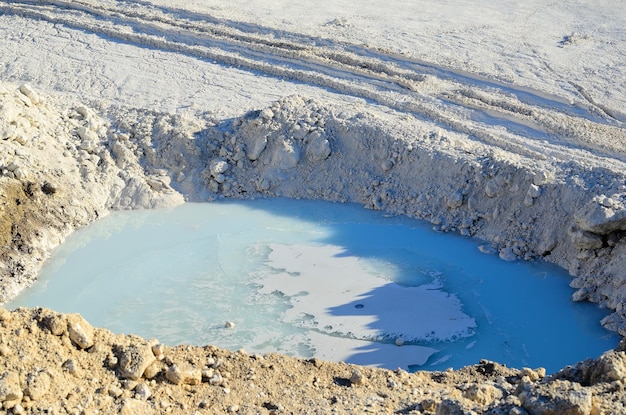 Agua en cantera de piedra caliza blanca