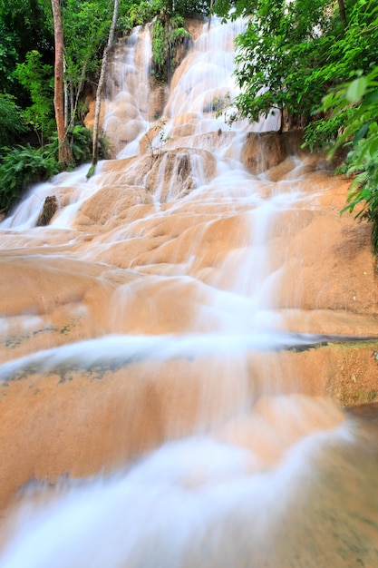 Agua clara de cascada en el oeste de Tailandia