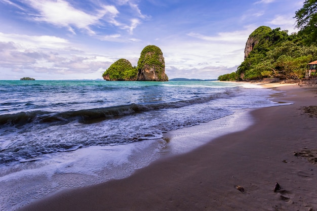 Agua clara y cielo azul en Railay Beach