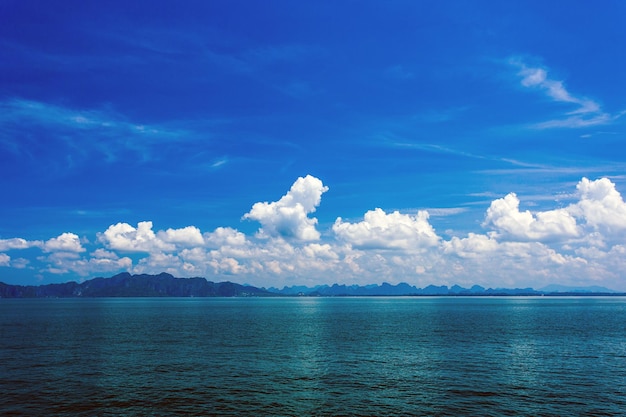 Agua clara y cielo azul