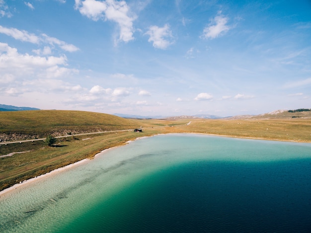 Água clara do lago vrazje contra o céu azul montenegro