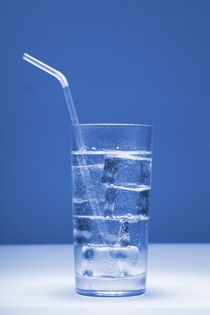 Agua clara con hielo en un vaso.