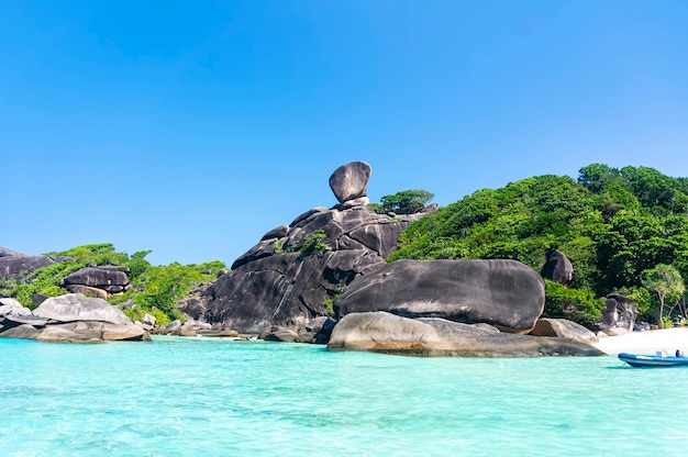 Agua clara transparente en la isla, las islas Similan en Tailandia en el océano Índico