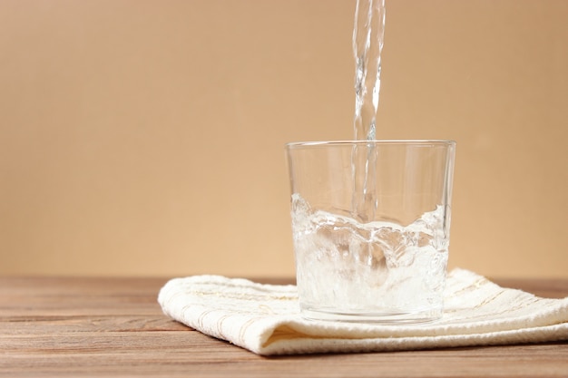 Agua clara en un vaso de agua purificada.