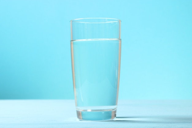 Agua clara en un vaso de agua purificada.