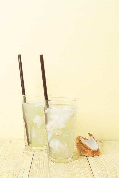 agua de coco o jugo de coco en glas con cubito de hielo