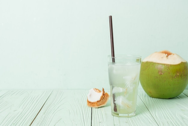 agua de coco o jugo de coco en glas con cubito de hielo