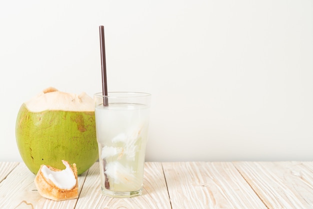 agua de coco o jugo de coco en glas con cubito de hielo