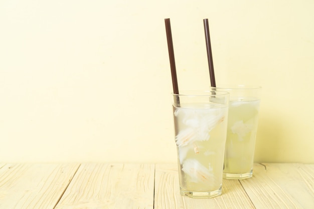 Agua de coco o jugo de coco en glas con cubito de hielo