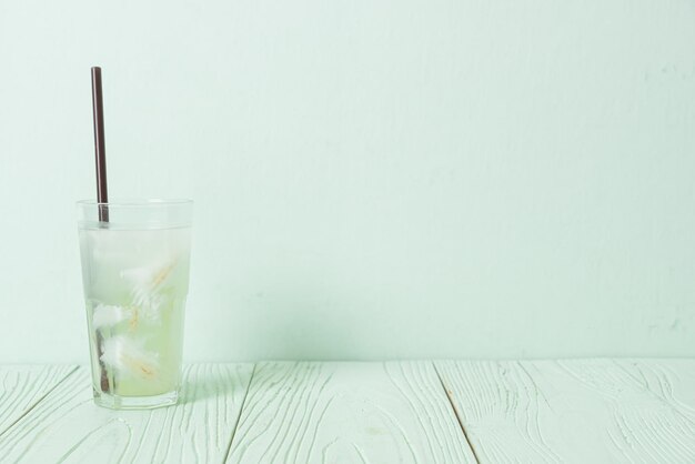 agua de coco o jugo de coco en glas con cubito de hielo