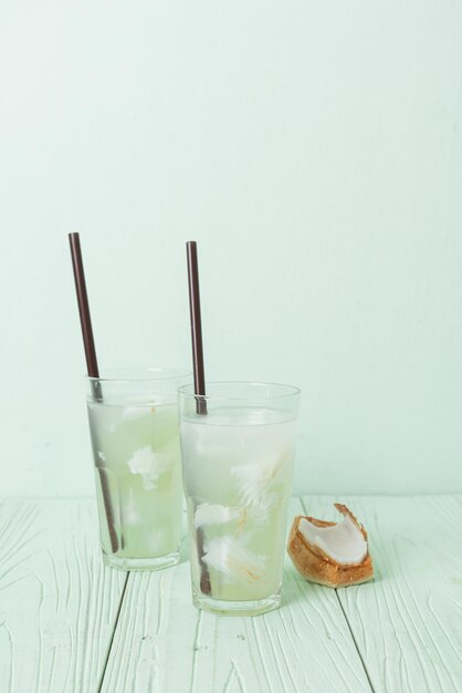 agua de coco o jugo de coco en vaso con cubo de hielo