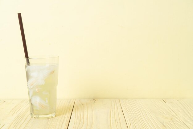 agua de coco o jugo de coco en vaso con cubo de hielo