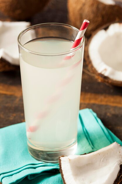 Agua de coco orgánica fresca en un vaso