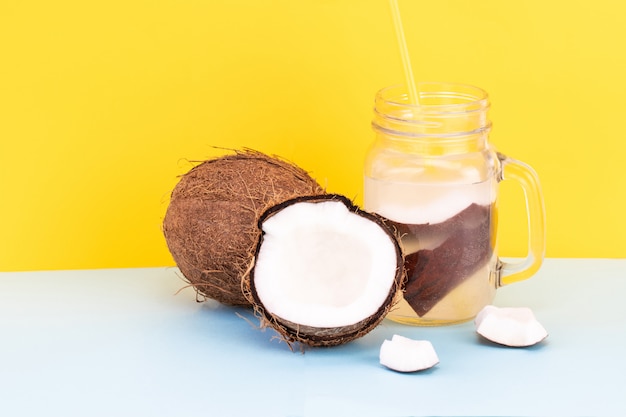 Agua de coco orgánica fresca en un vaso