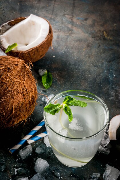 Agua de coco orgánica fresca