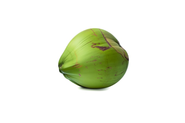 Agua de coco salpicando de un coco verde fresco aislado sobre un fondo blanco