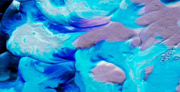 un agua de color azul y púrpura con colores púrpura y azul