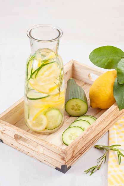 Água com infusão com sabor de ervas e frutas. bebida refrescante de verão. cuidados de saúde, fitness, conceito de dieta nutrição saudável.