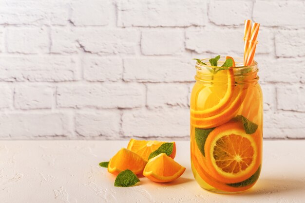 Água com infusão de frutas detox e rodelas de laranja