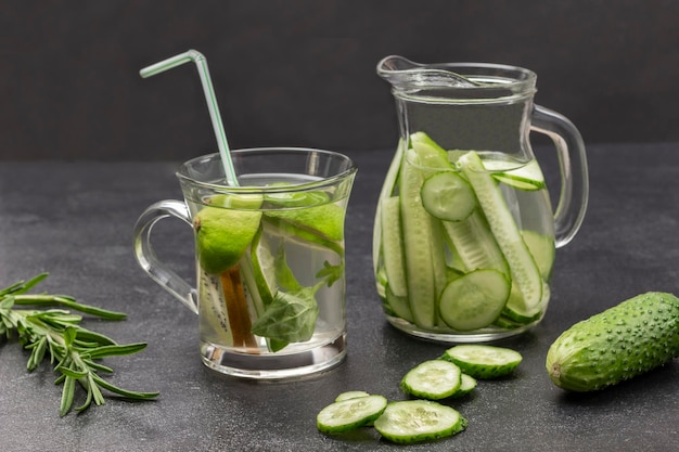 Água com infusão de kiwi e limão em vidro Água com infusão de pepino em jarra de vidro